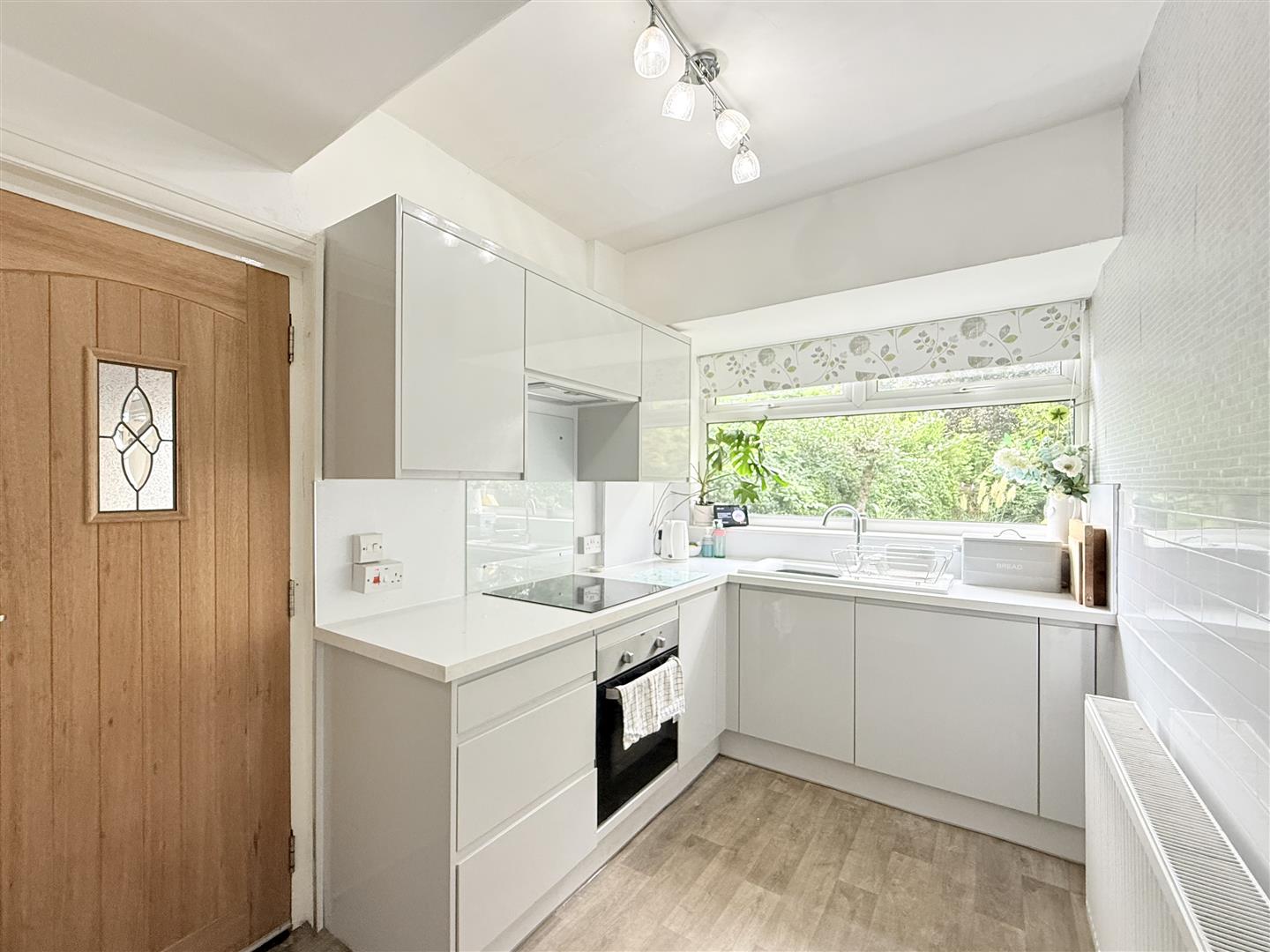 3 bed house - semi-detached in Dewsnap Lane, Dukinfield – photo 4